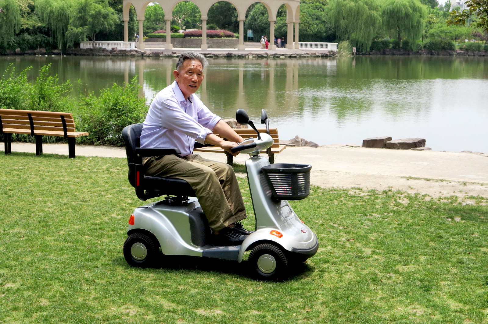 老年代步車剎車的主要原理 