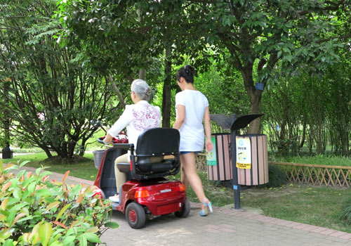 如何維護(hù)鐵殼電動(dòng)老年人代步車？